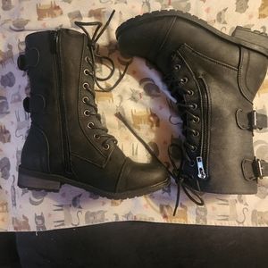 Forever black women's lace-up short boots. Size 5 1/2